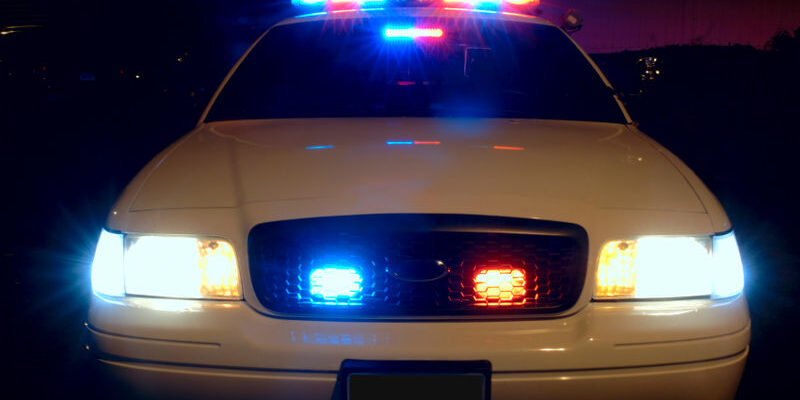 800px-Police_car_with_emergency_lights_on